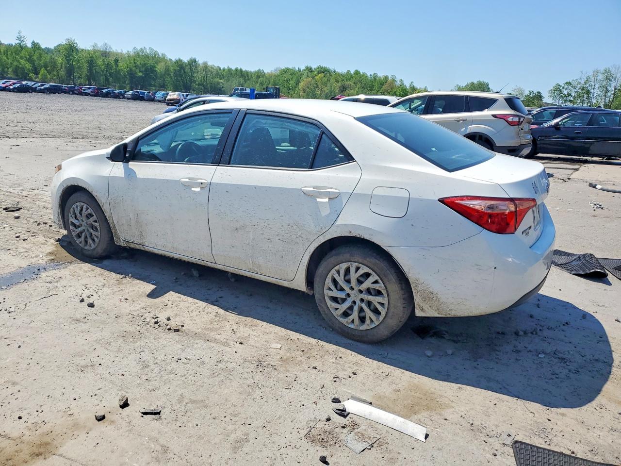 2018 TOYOTA COROLLA LE photo 3