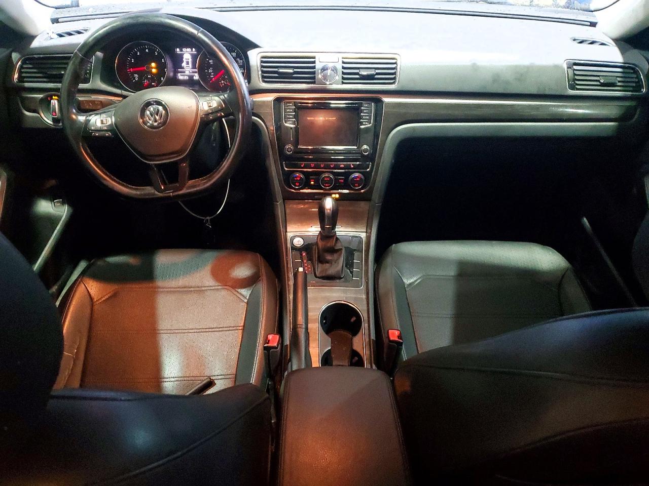 2017 VOLKSWAGEN PASSAT SE photo 15