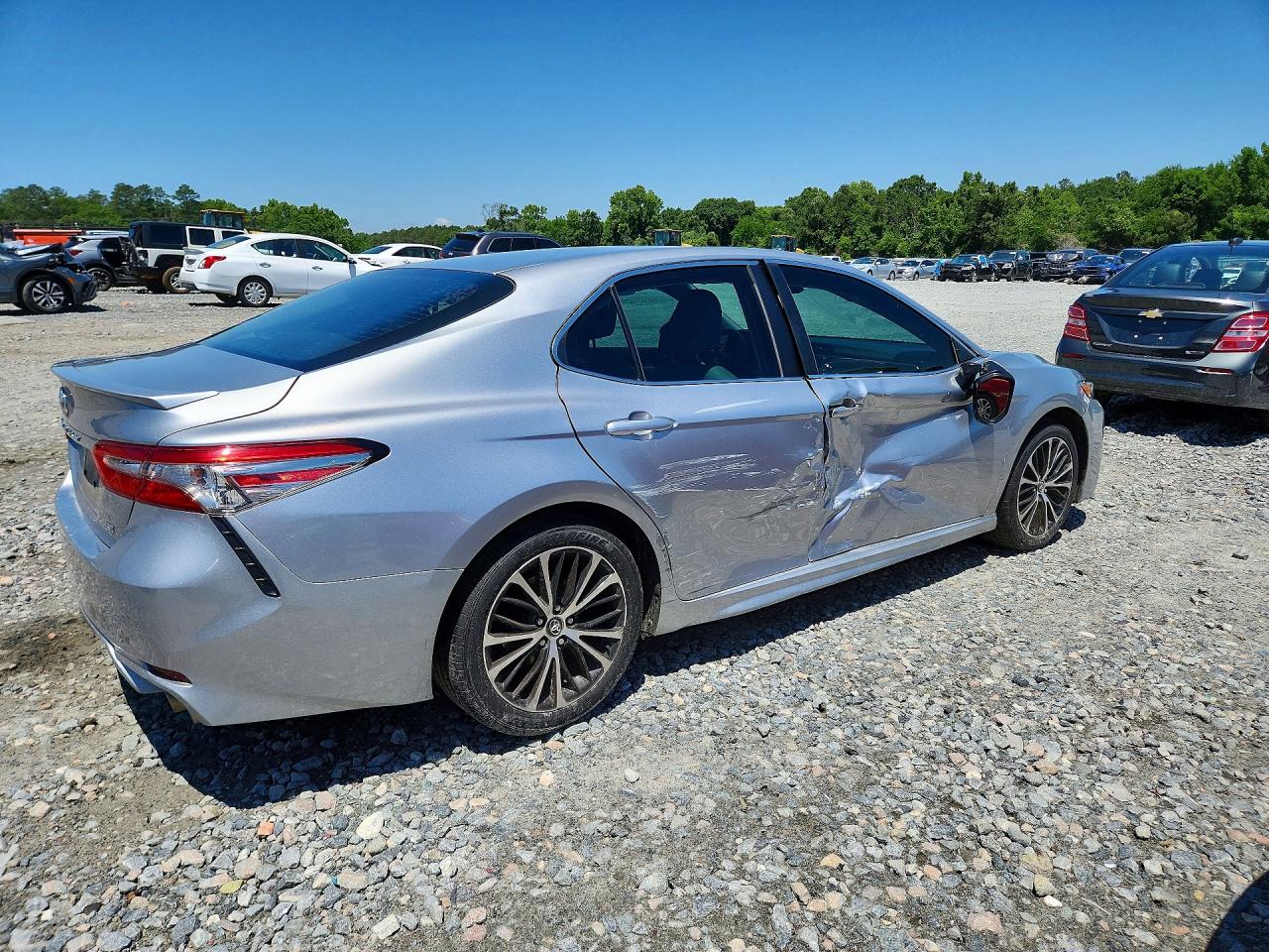 2018 TOYOTA CAMRY SE photo 5