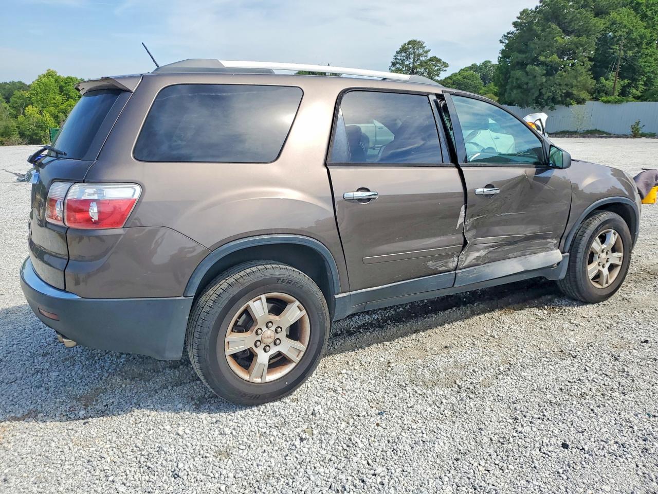 2011 GMC ACADIA SLE photo 3