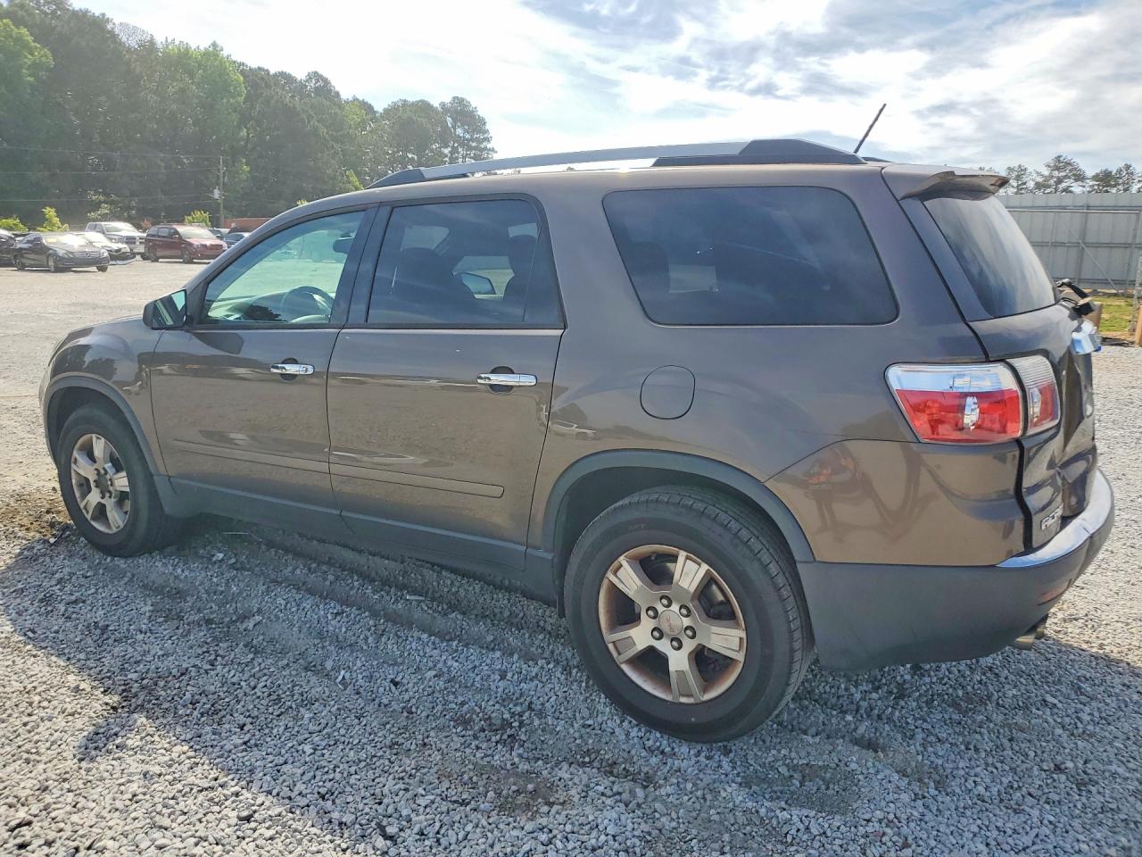 2011 GMC ACADIA SLE photo 2
