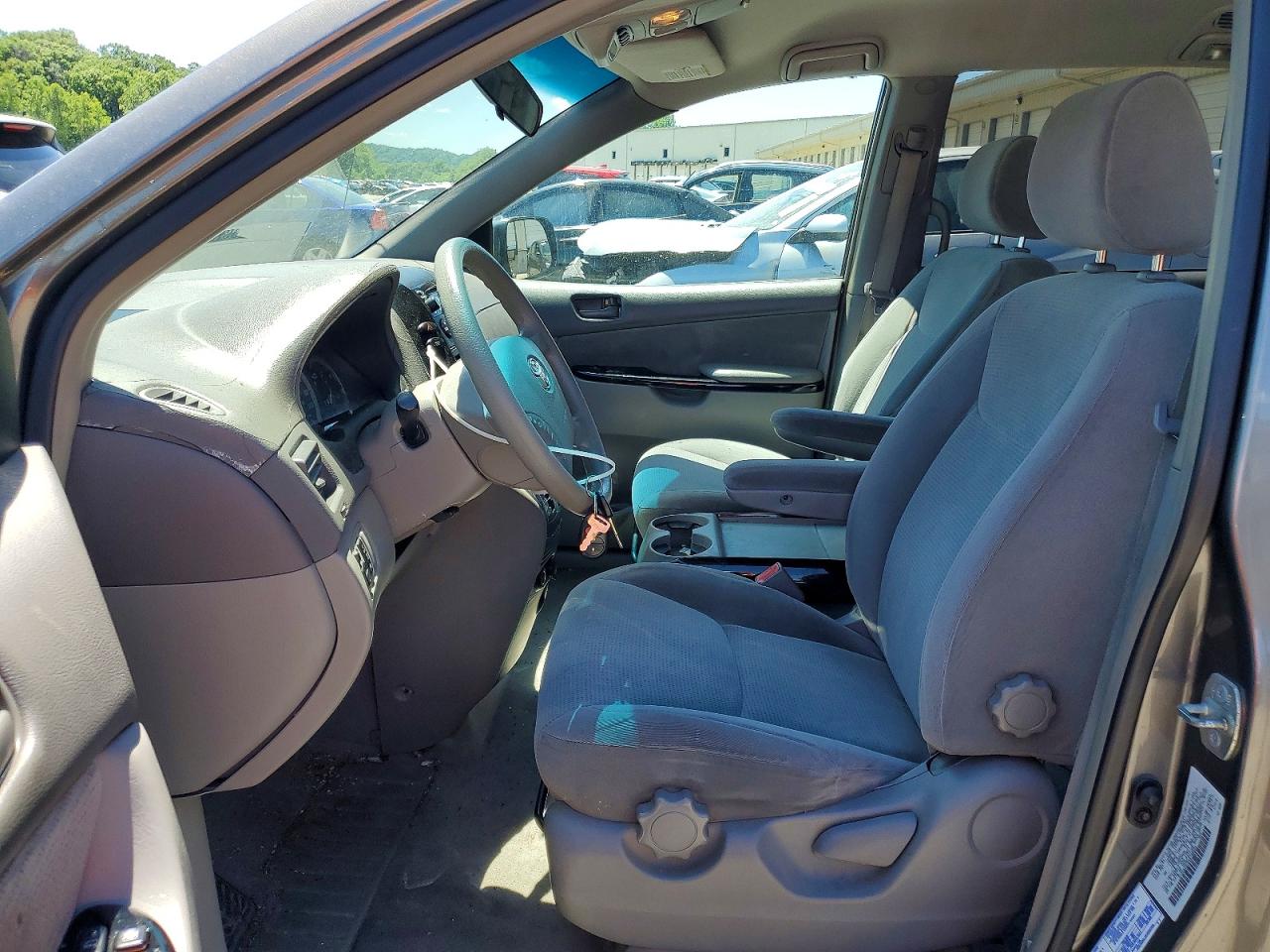 2004 TOYOTA SIENNA LE 8 PASSENGER photo 13