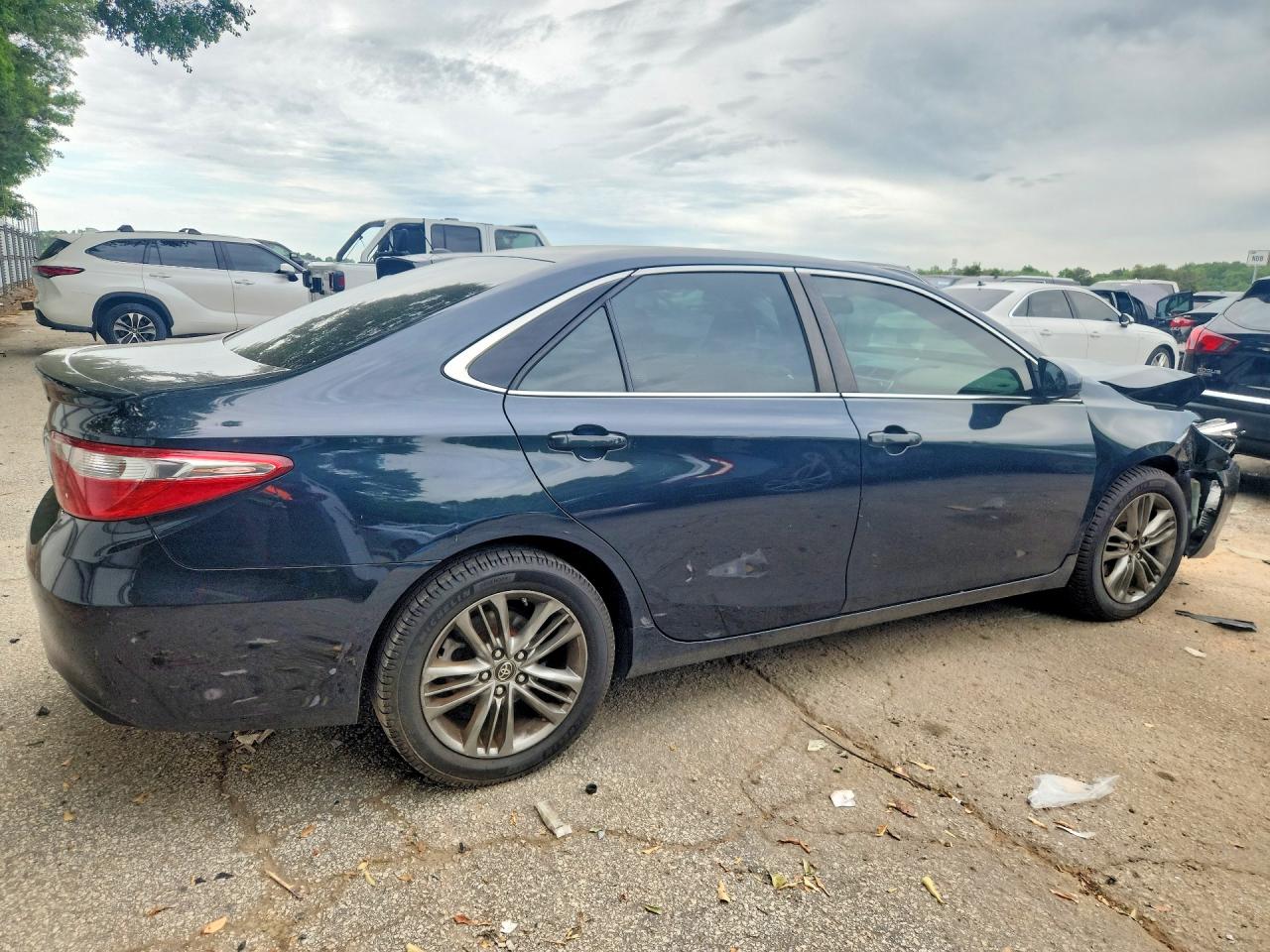 2017 TOYOTA CAMRY SE photo 5