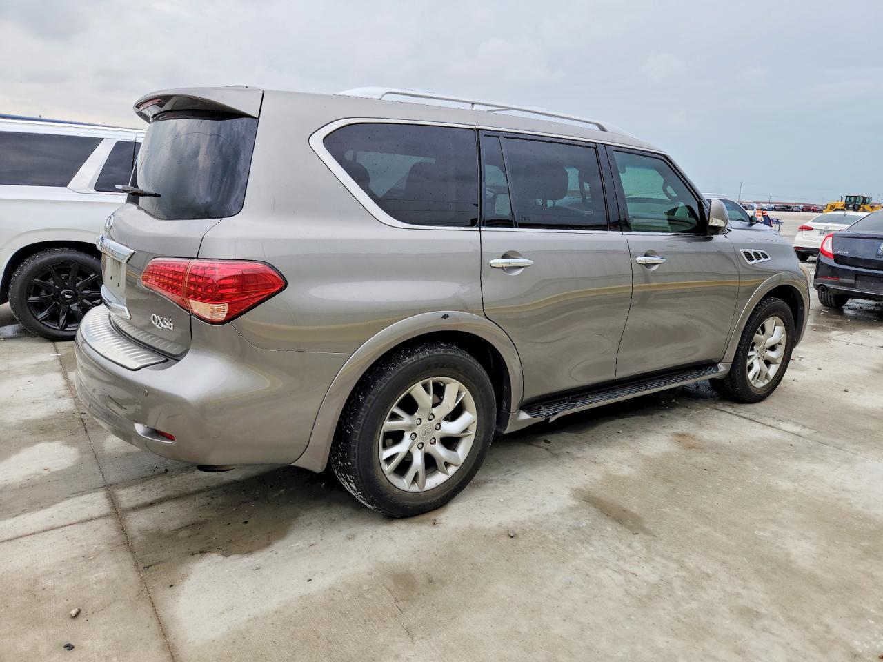 2012 INFINITI QX56 BASE photo 3