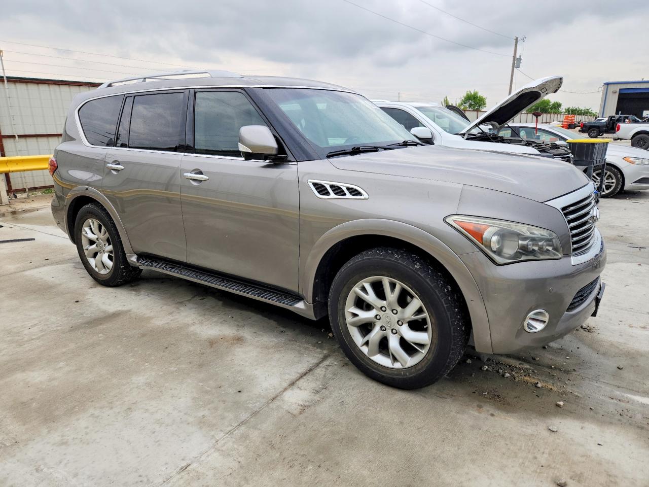 2012 INFINITI QX56 BASE photo 4
