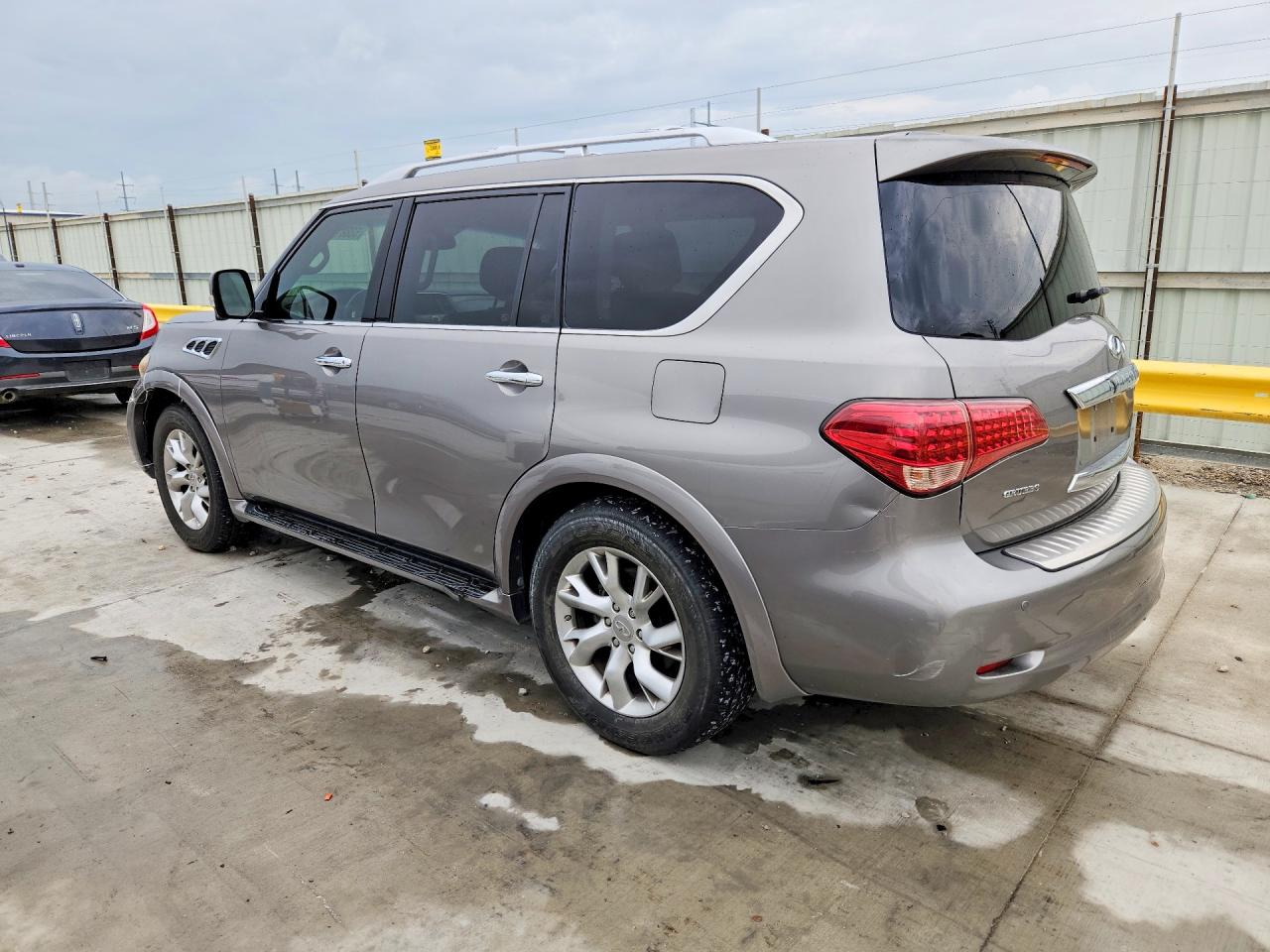 2012 INFINITI QX56 BASE photo 2