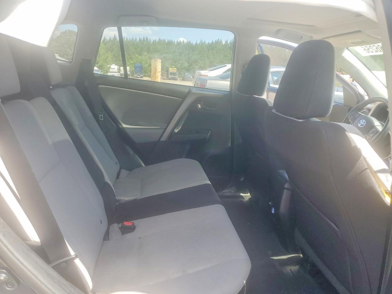 2017 TOYOTA RAV4 XLE photo 28