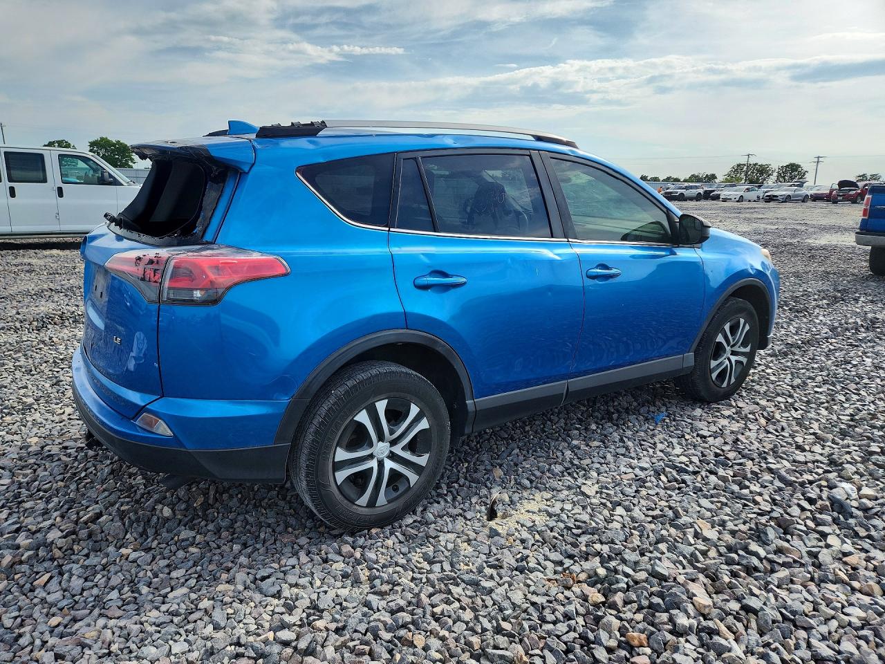 2018 TOYOTA RAV4 LE photo 5