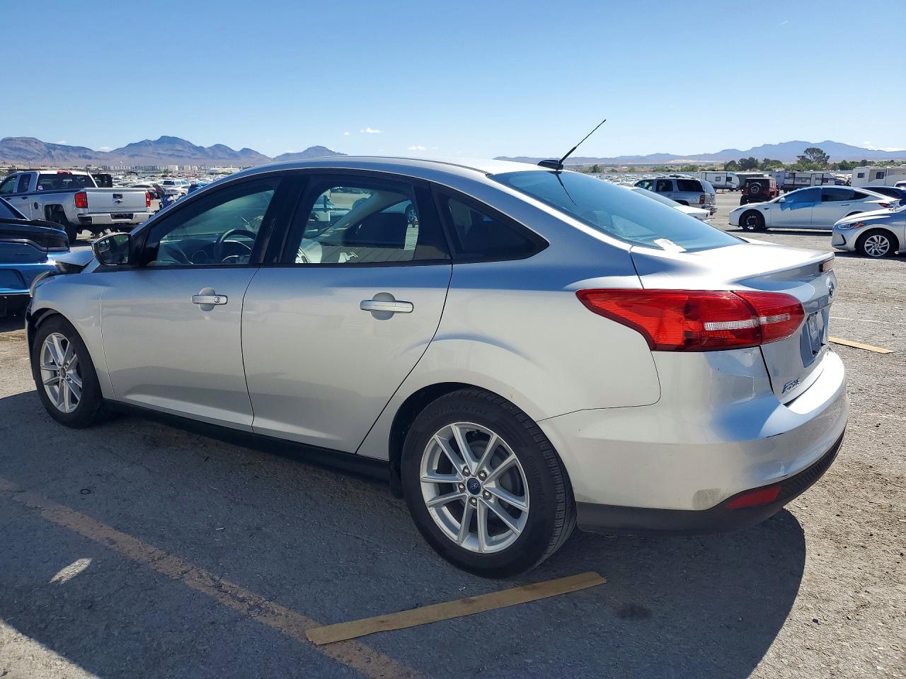 2015 FORD FOCUS SE photo 3
