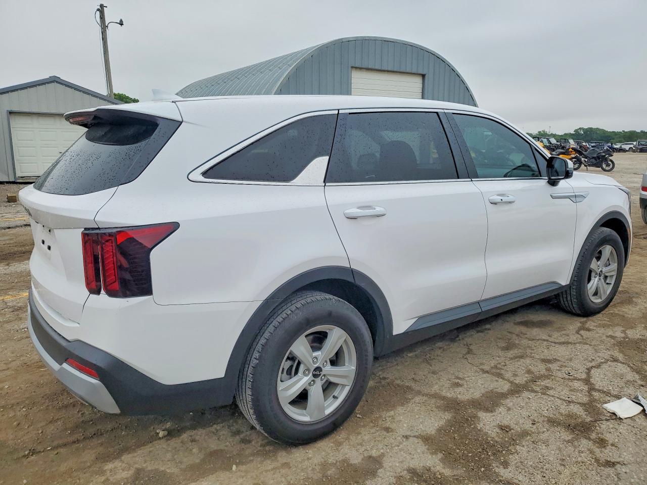 2024 KIA SORENTO LX photo 3