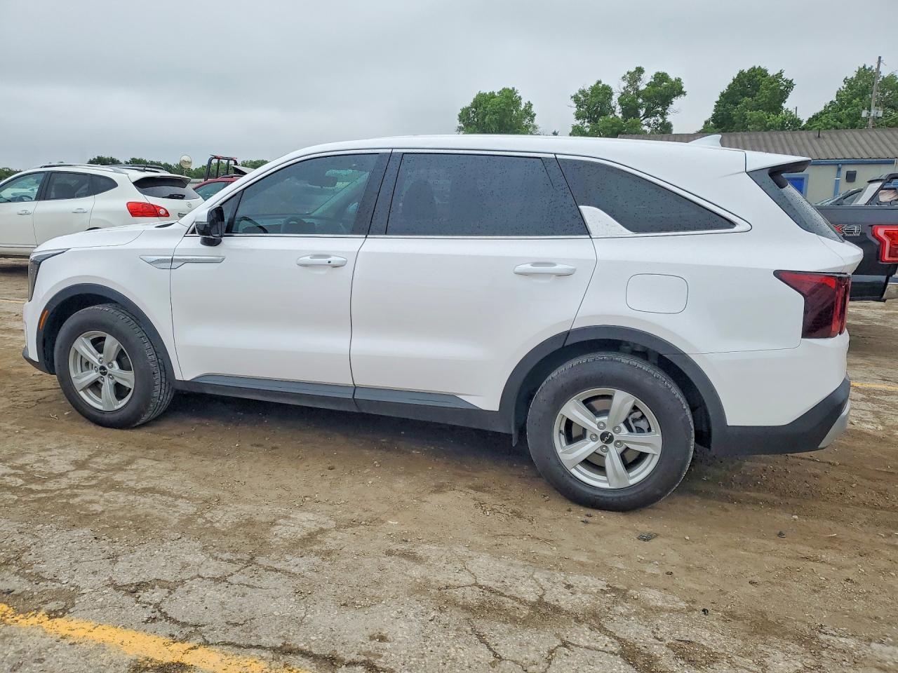 2024 KIA SORENTO LX photo 2