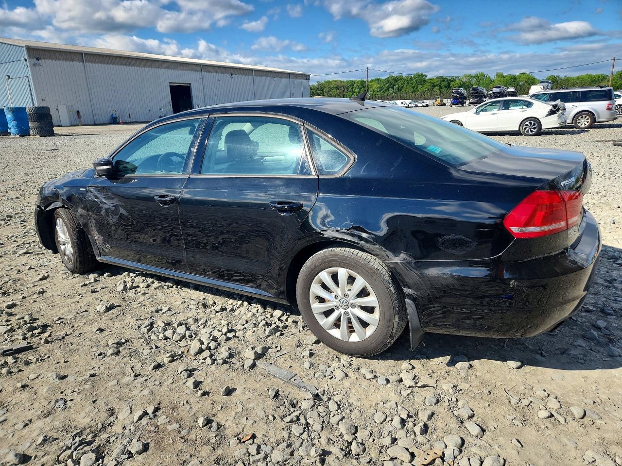 2015 VOLKSWAGEN PASSAT S photo 2