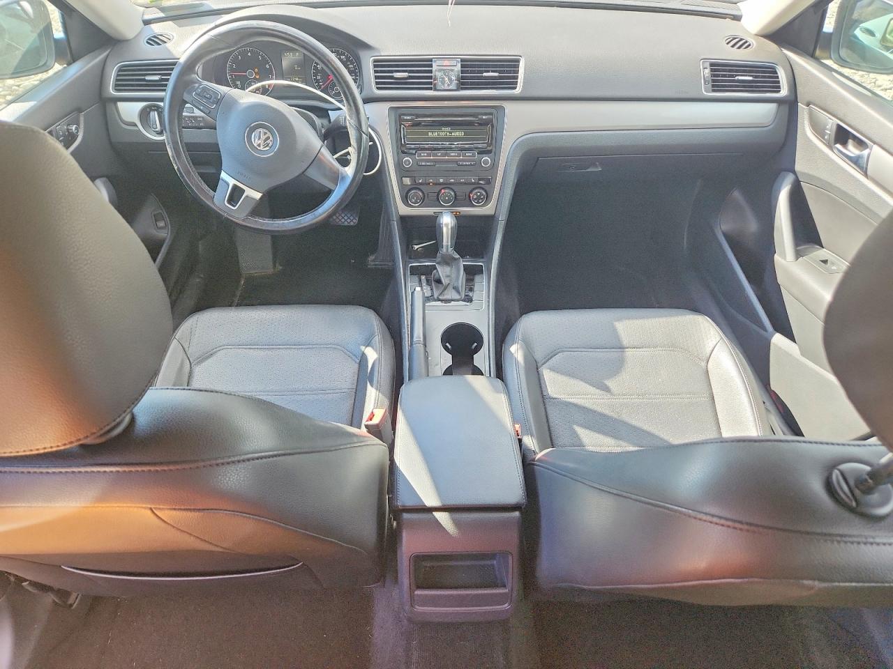 2015 VOLKSWAGEN PASSAT S photo 8