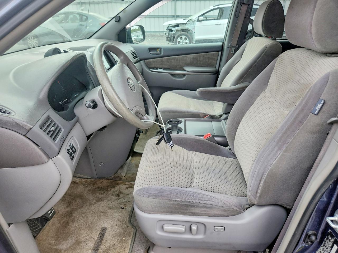 2009 TOYOTA SIENNA LE 8-PASSENGER photo 7