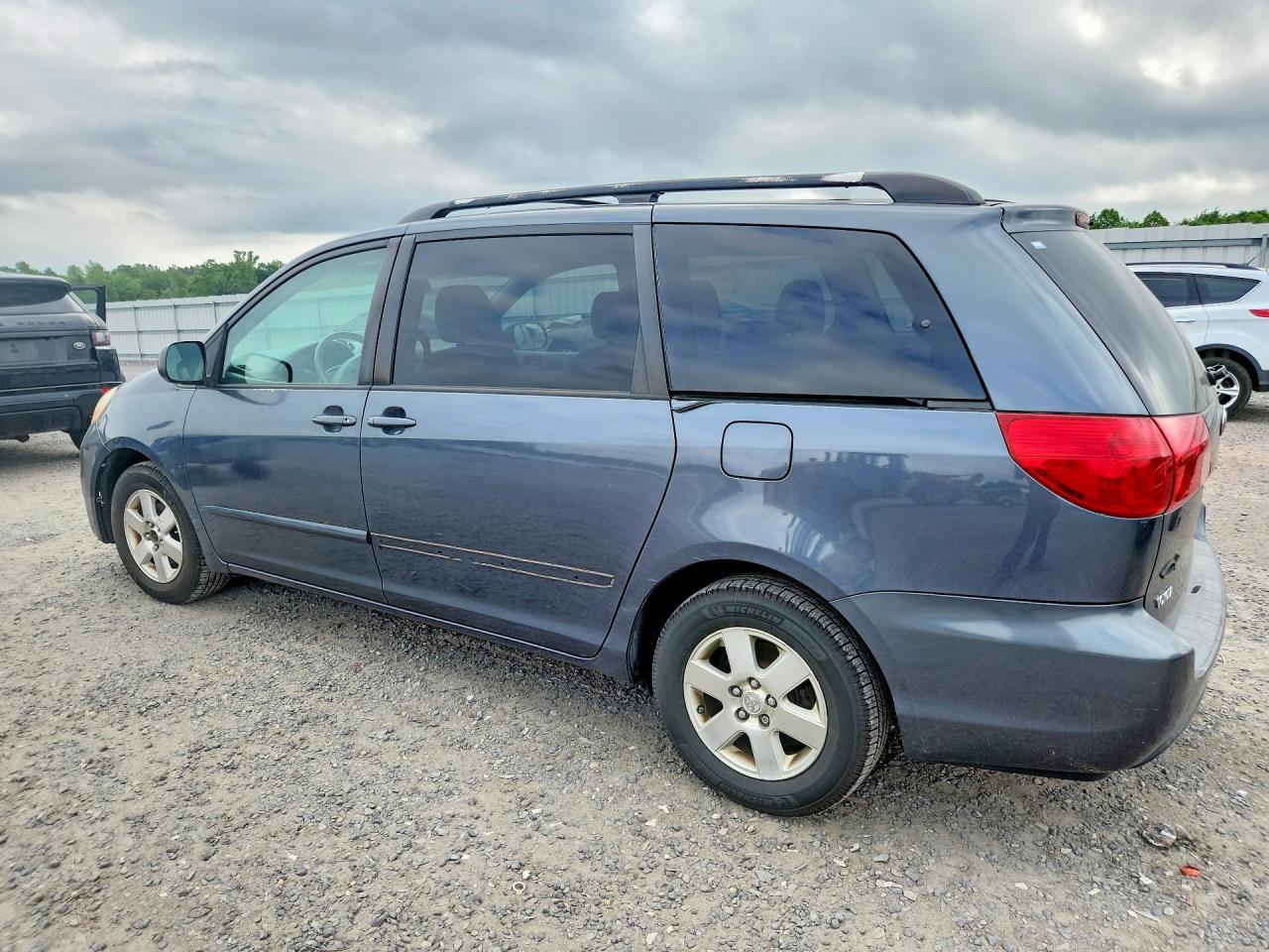 2009 TOYOTA SIENNA LE 8-PASSENGER photo 2