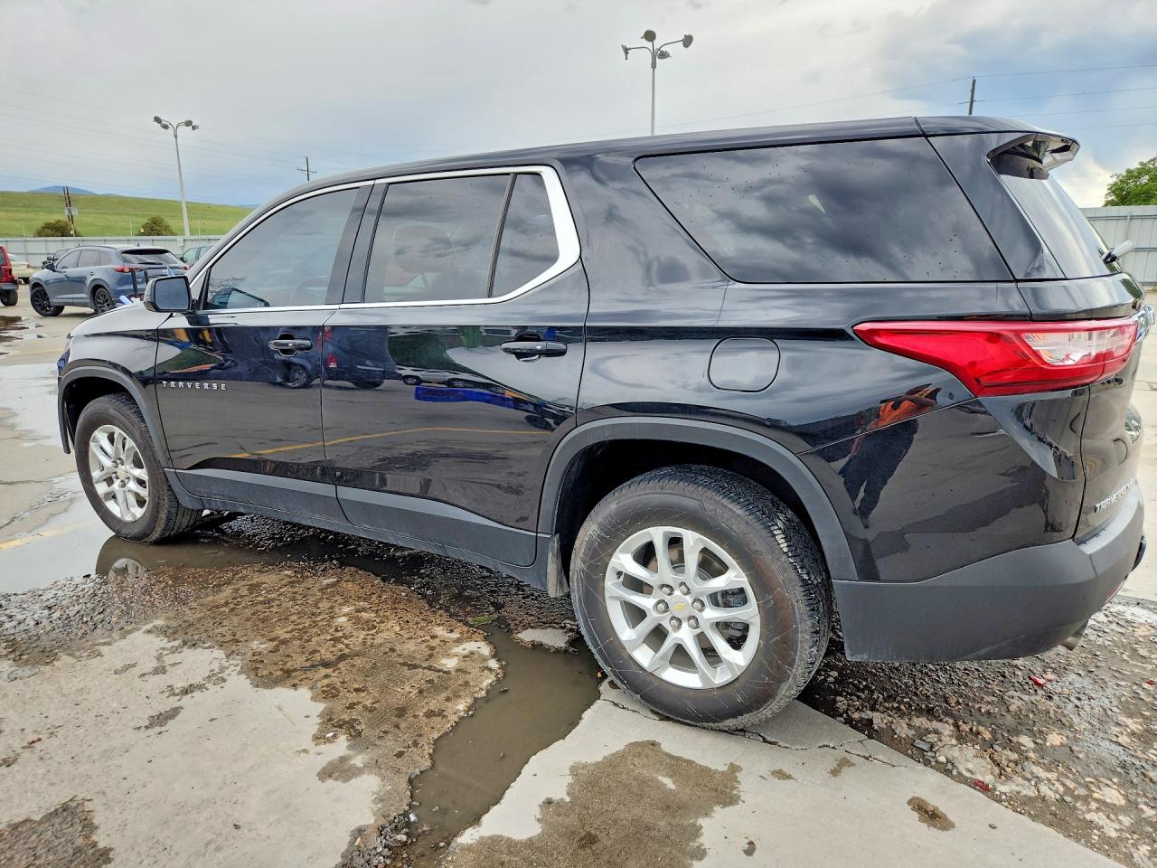 2019 CHEVROLET TRAVERSE LS photo 4