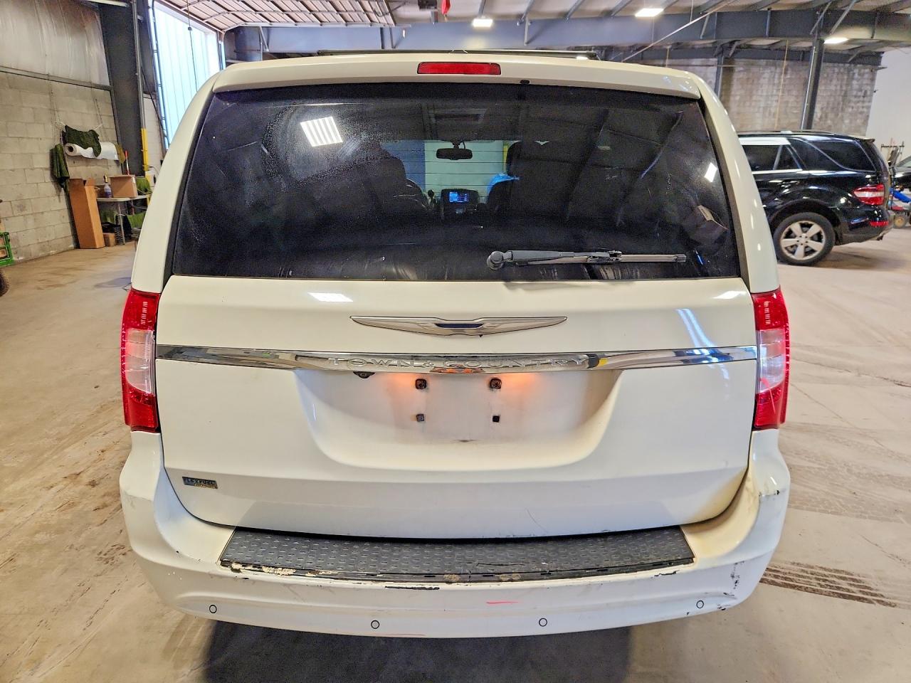 2012 CHRYSLER TOWN & COUNTRY TOURING L photo 6