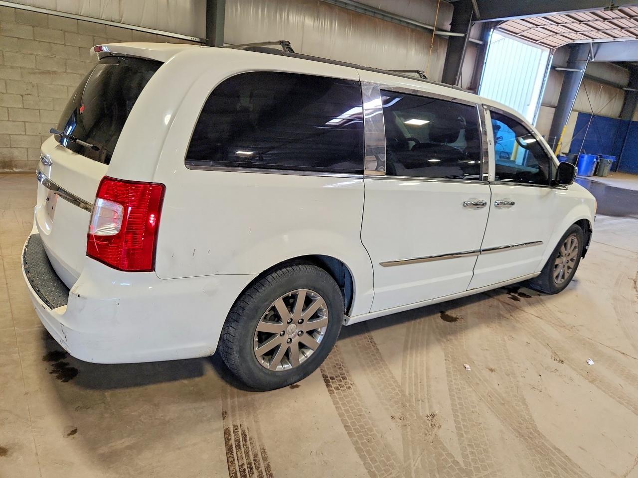 2012 CHRYSLER TOWN & COUNTRY TOURING L photo 3