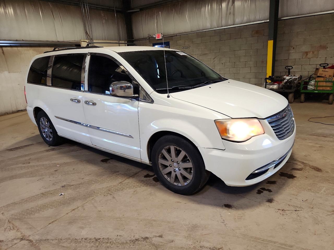 2012 CHRYSLER TOWN & COUNTRY TOURING L photo 4