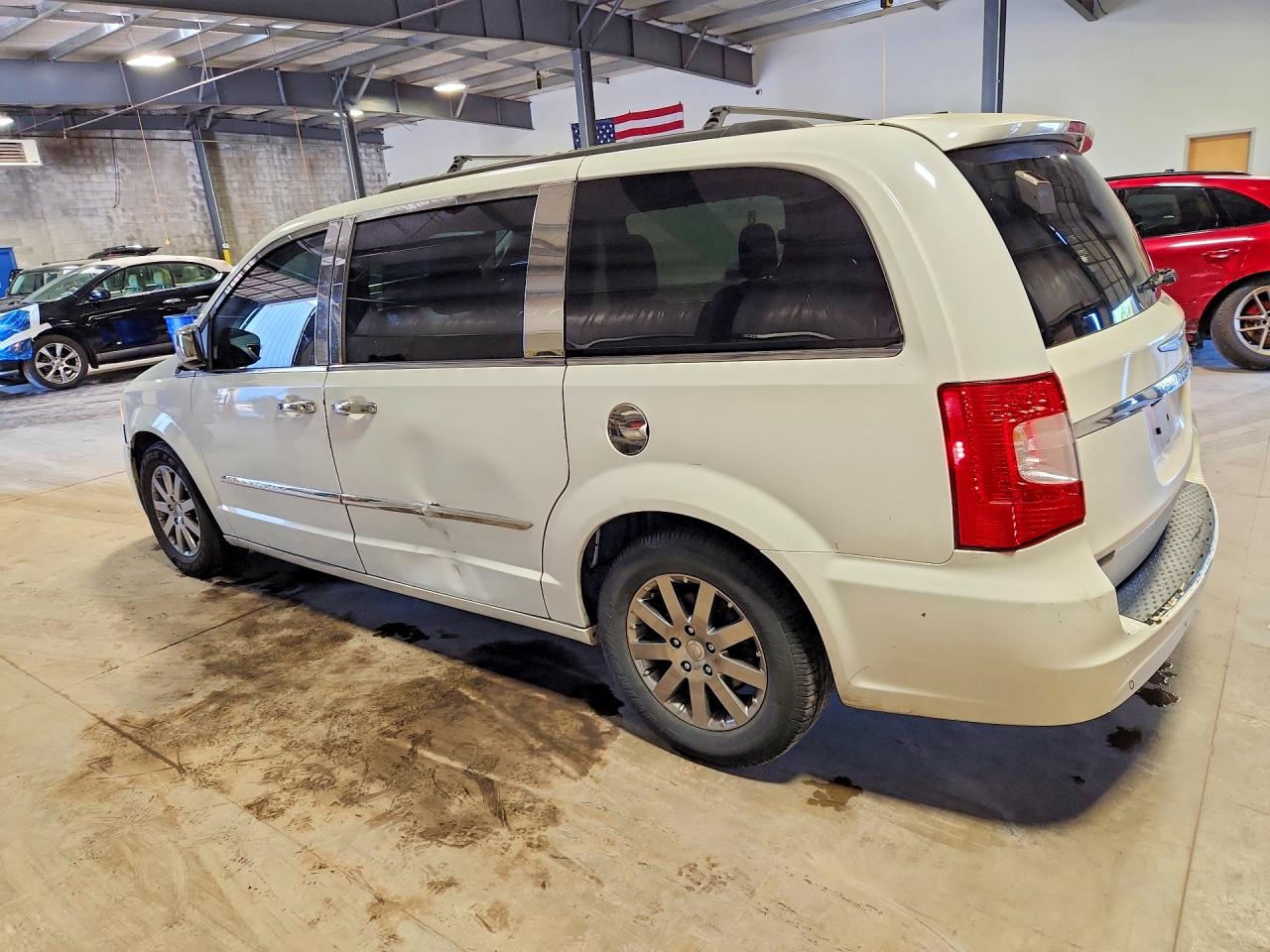 2012 CHRYSLER TOWN & COUNTRY TOURING L photo 2