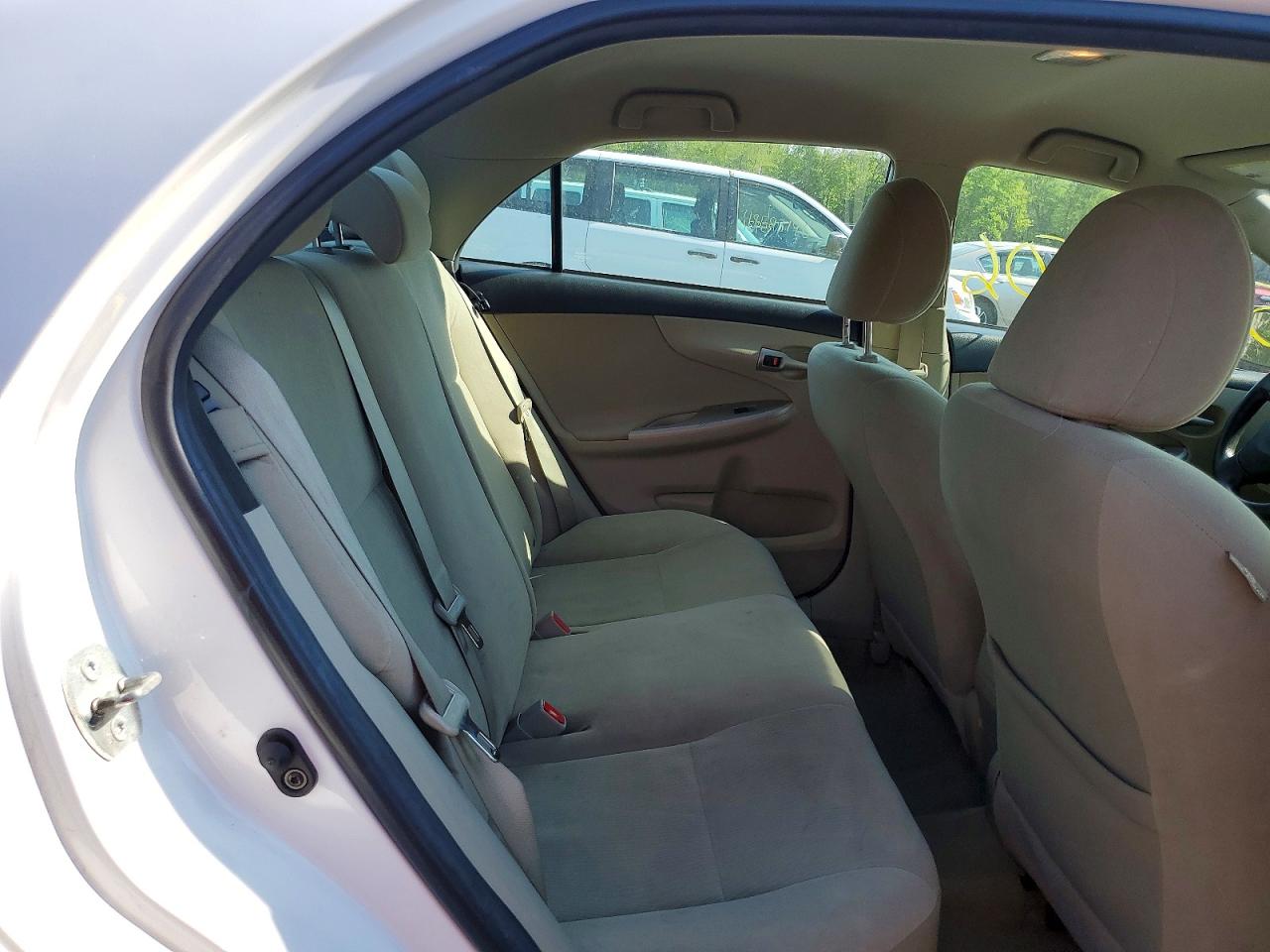 2013 TOYOTA COROLLA LE photo 28