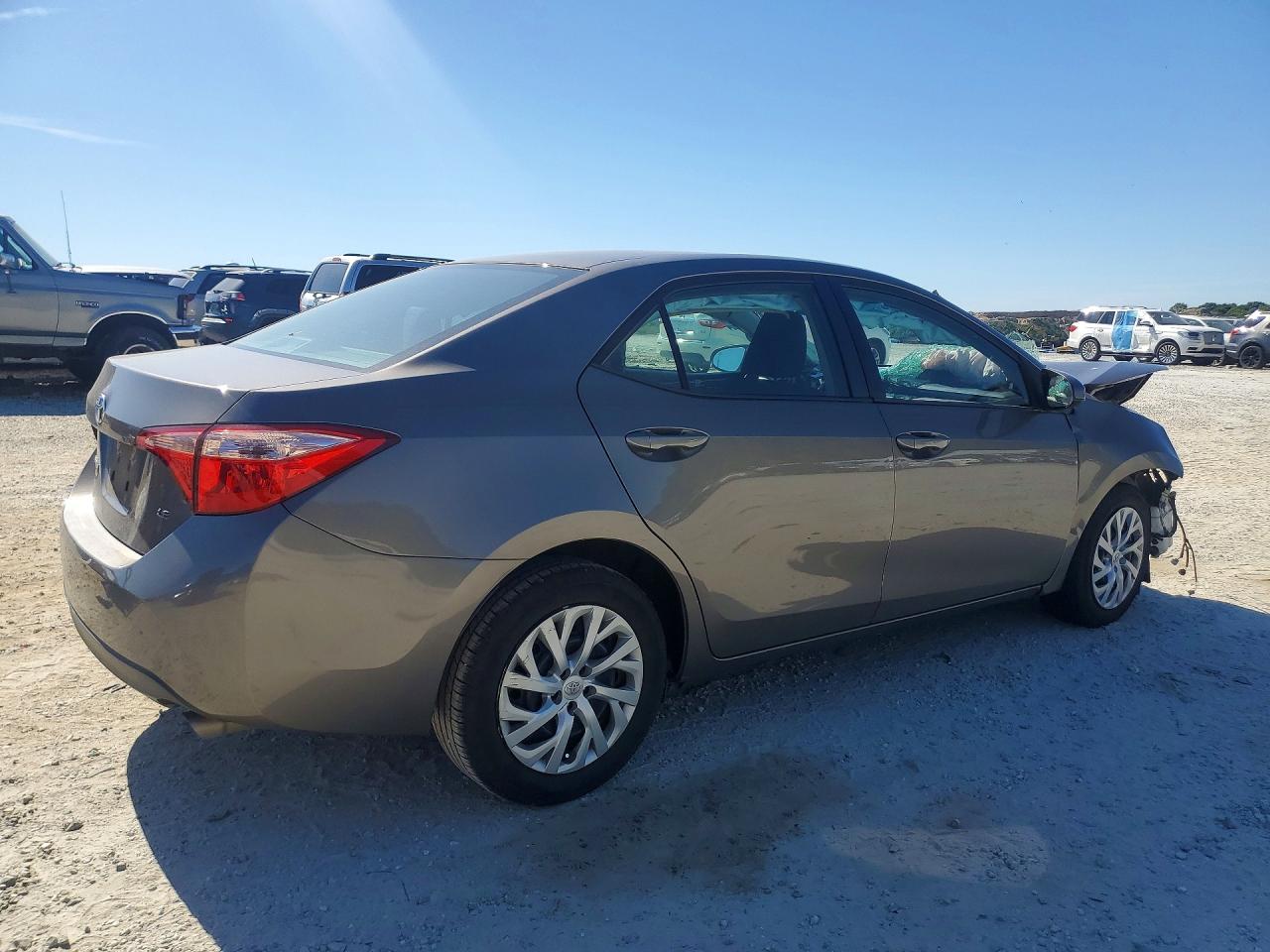 2018 TOYOTA COROLLA LE photo 5