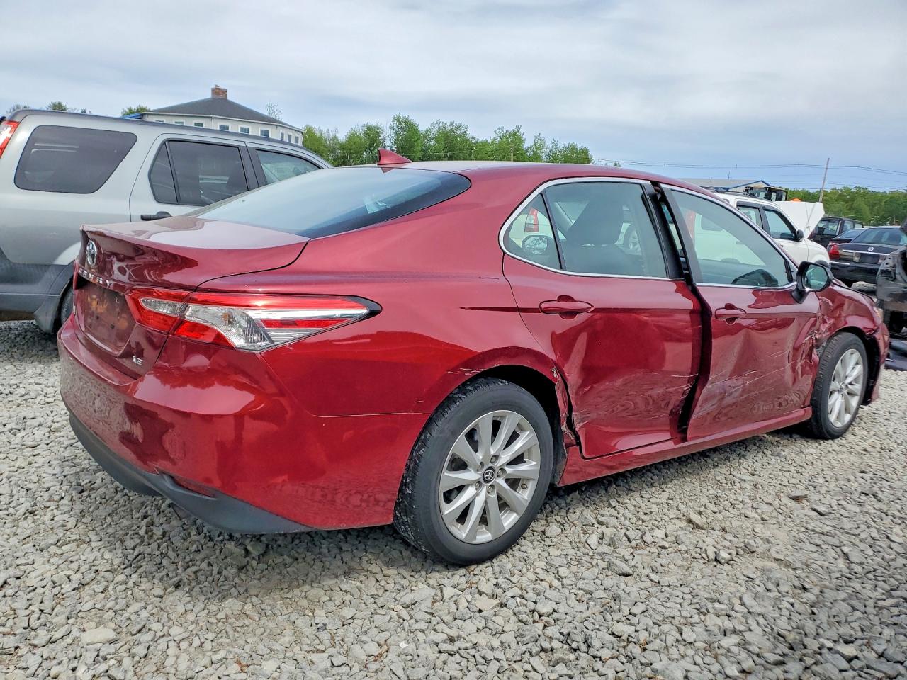 2019 TOYOTA CAMRY LE photo 3