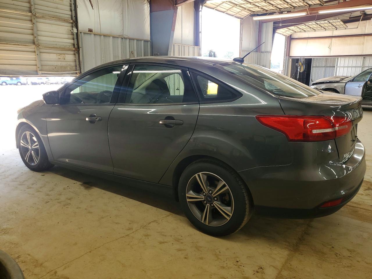 2017 FORD FOCUS SE photo 2