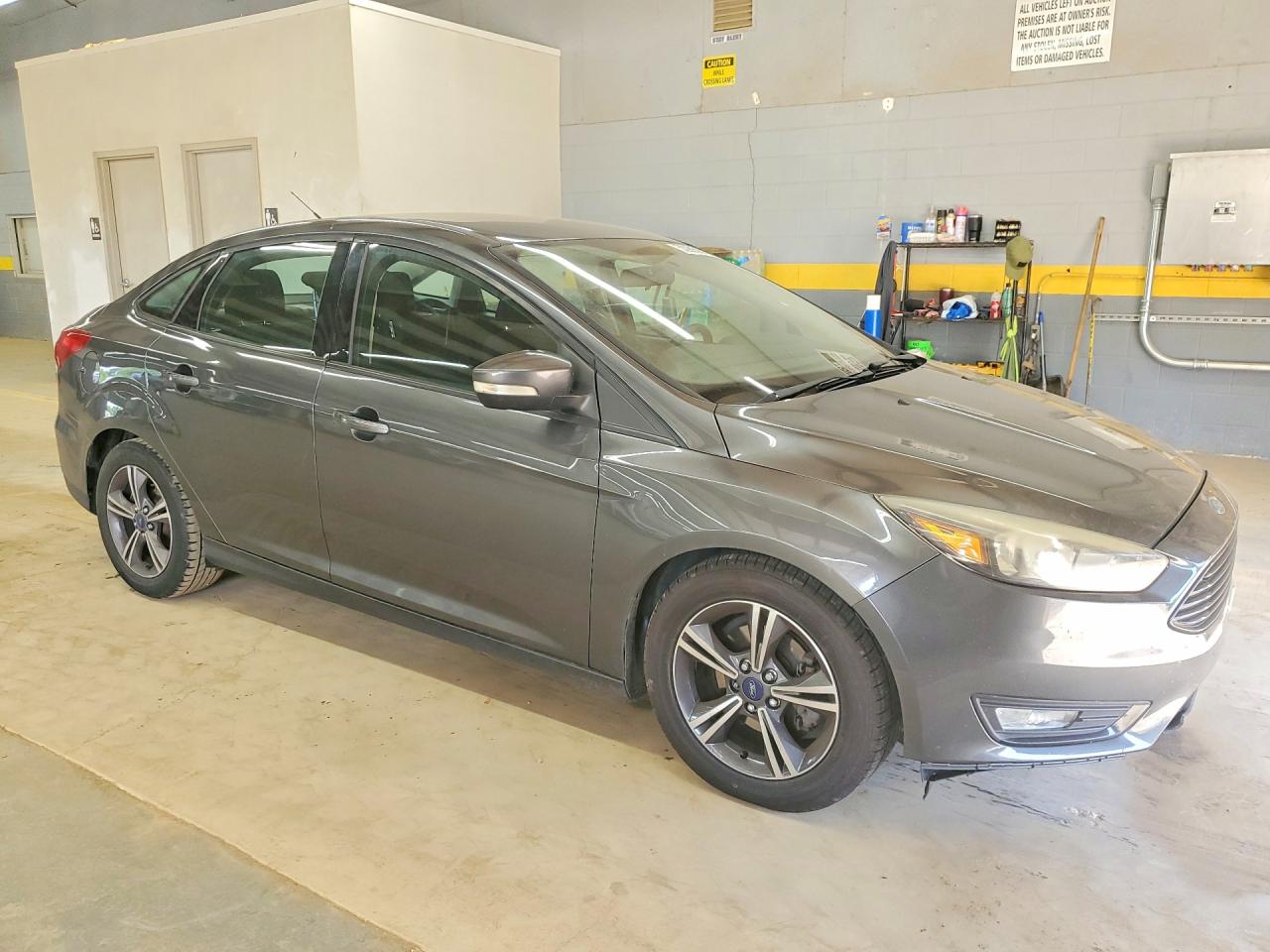 2017 FORD FOCUS SE photo 4