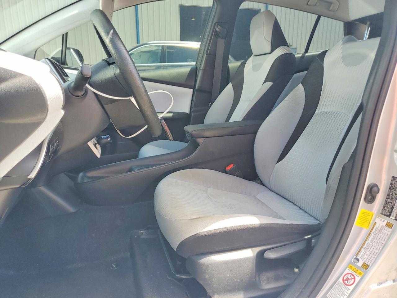 2018 TOYOTA PRIUS TWO photo 19