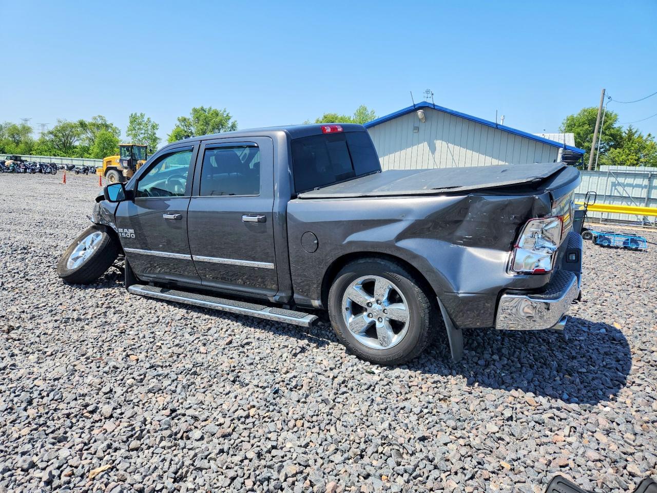 2017 RAM 1500 SLT photo 4