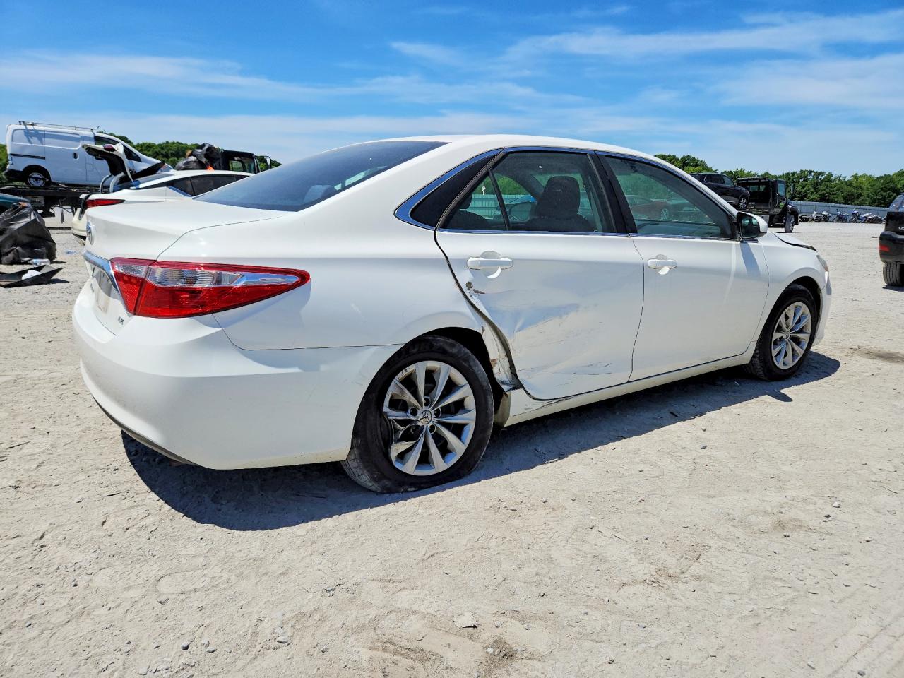 2015 TOYOTA CAMRY LE photo 5