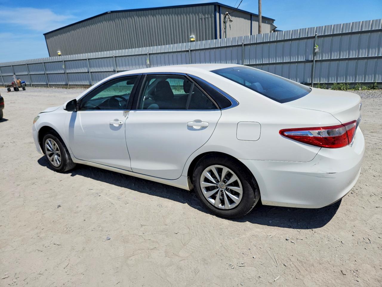 2015 TOYOTA CAMRY LE photo 3