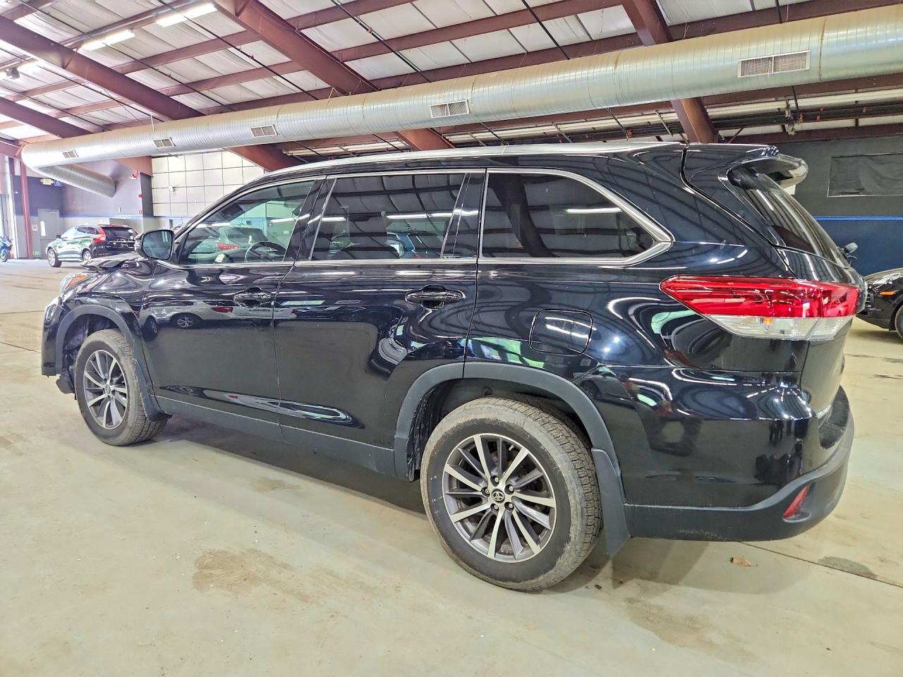 2019 TOYOTA HIGHLANDER XLE photo 3
