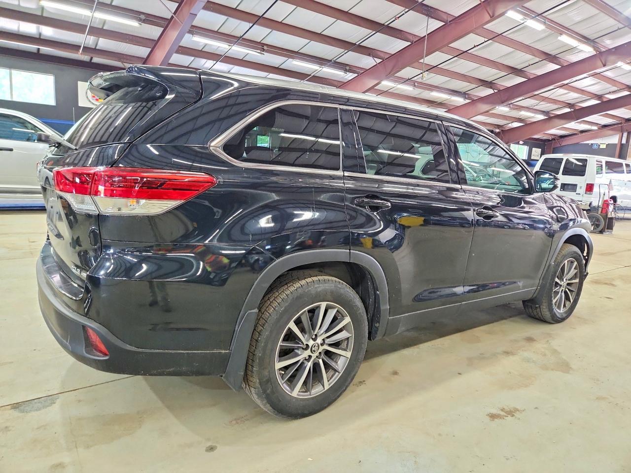 2019 TOYOTA HIGHLANDER XLE photo 5