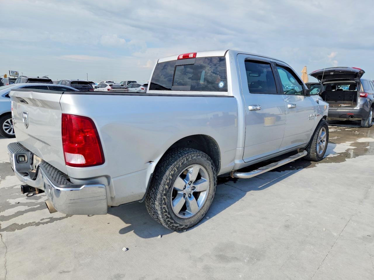 2016 RAM 1500 SLT photo 7