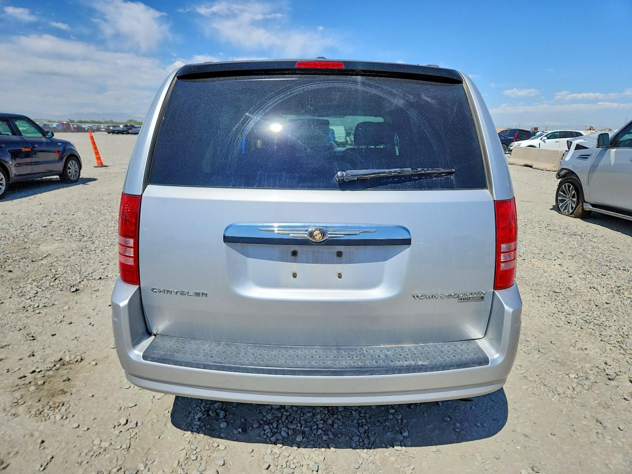 2010 CHRYSLER TOWN & COUNTRY TOURING photo 11