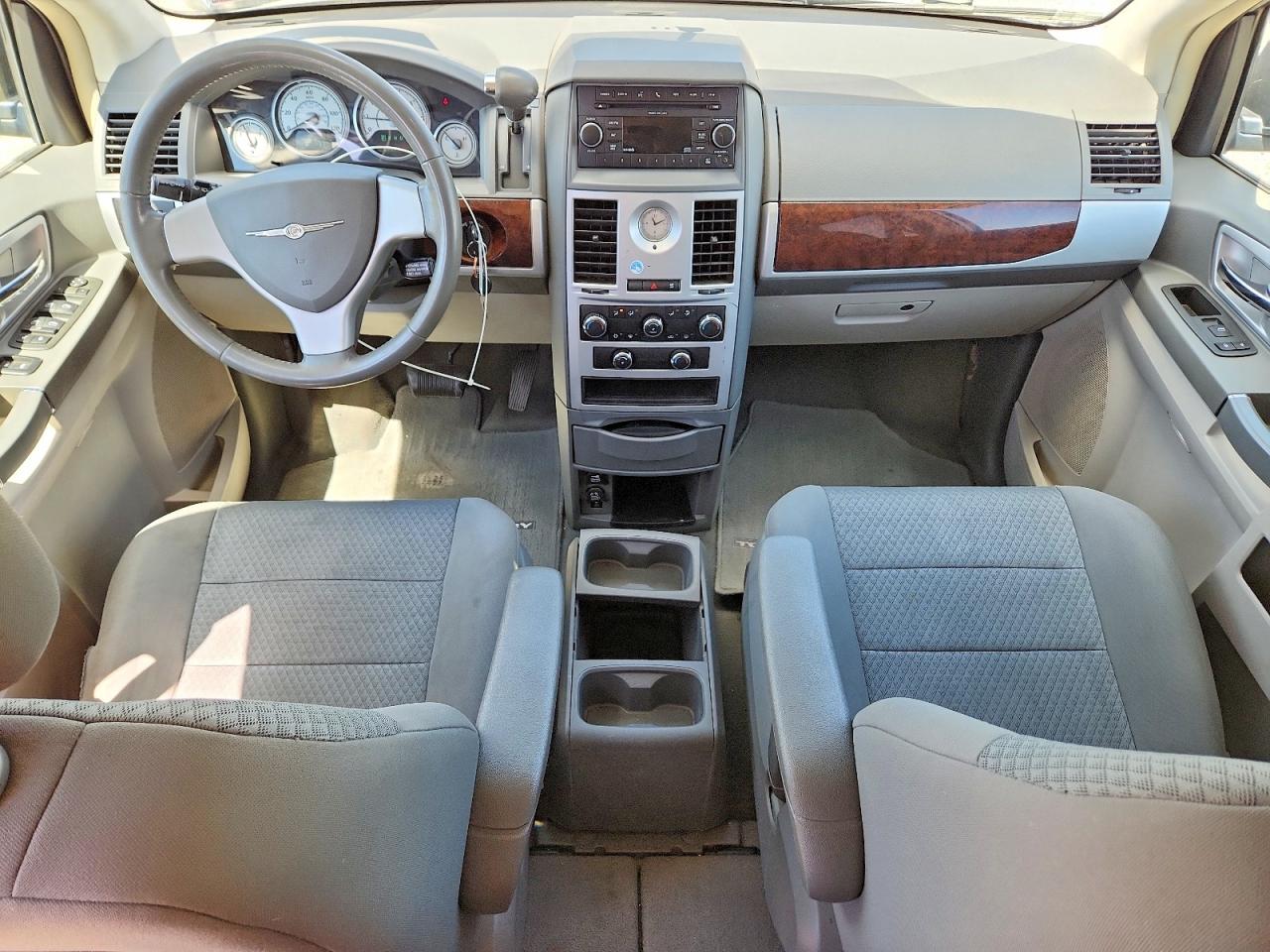 2010 CHRYSLER TOWN & COUNTRY TOURING photo 15