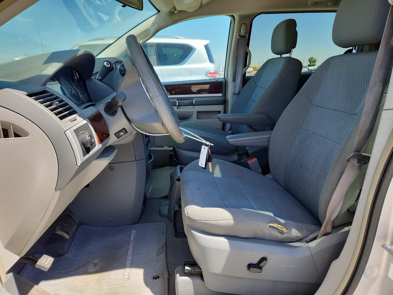 2010 CHRYSLER TOWN & COUNTRY TOURING photo 13