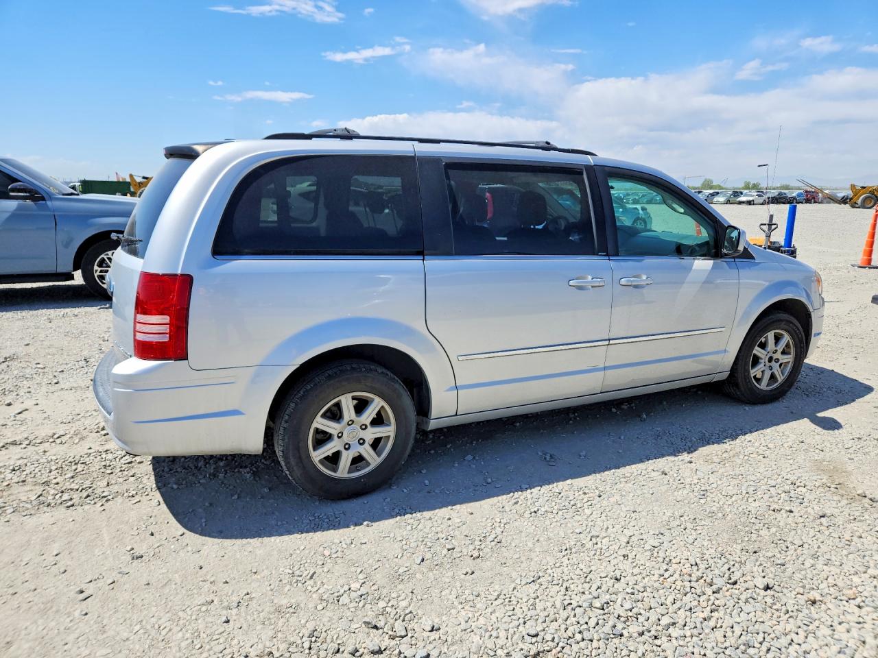 2010 CHRYSLER TOWN & COUNTRY TOURING photo 5