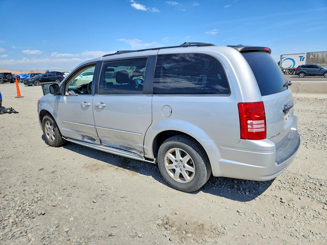 2010 CHRYSLER TOWN & COUNTRY TOURING photo 3