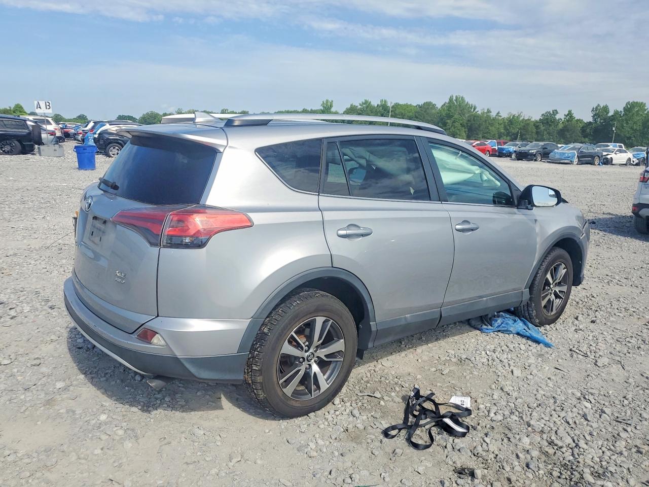 2016 TOYOTA RAV4 XLE photo 3