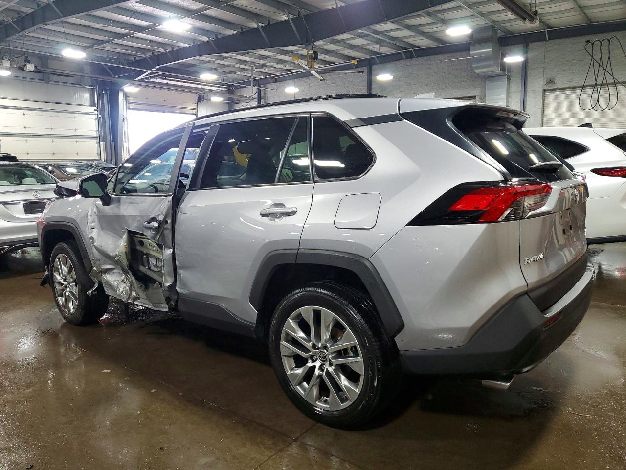 2022 TOYOTA RAV4 XLE PREMIUM photo 3