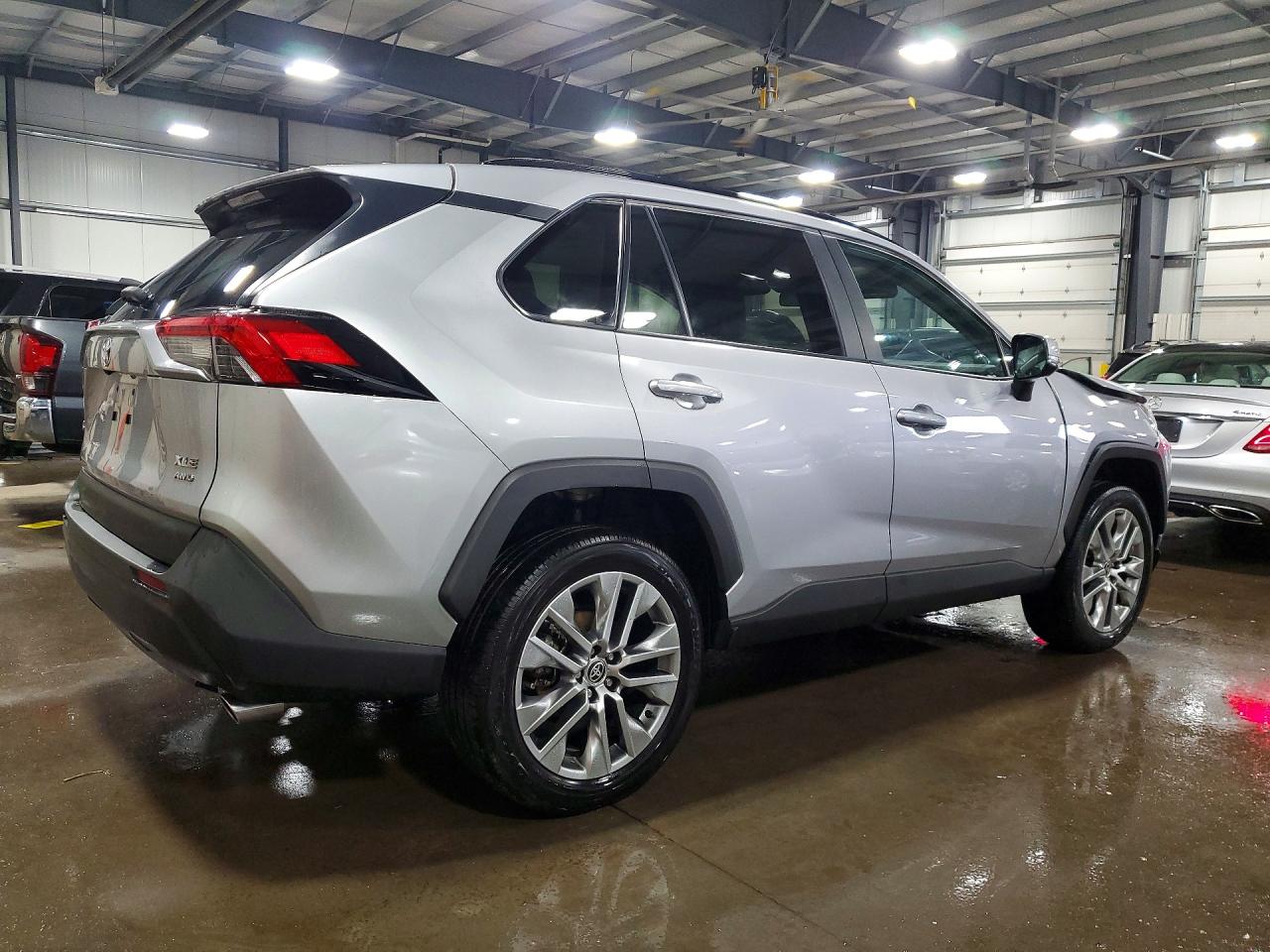 2022 TOYOTA RAV4 XLE PREMIUM photo 5