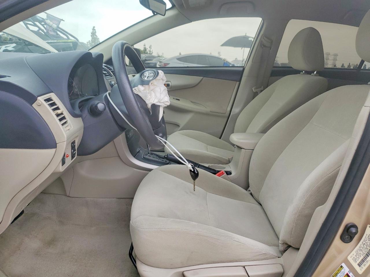 2013 TOYOTA COROLLA L photo 19