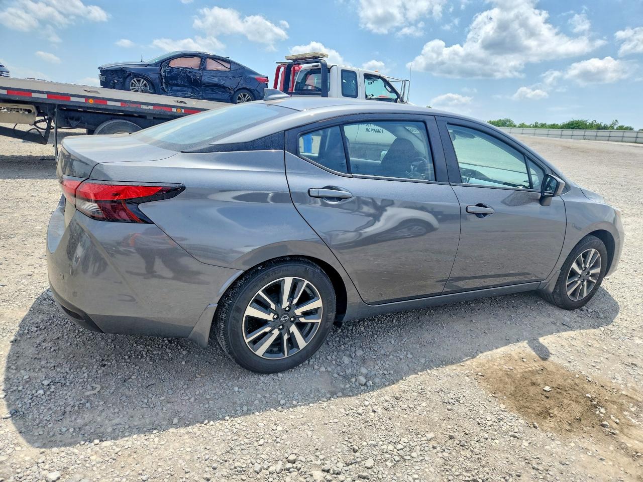 2025 NISSAN VERSA SV photo 5