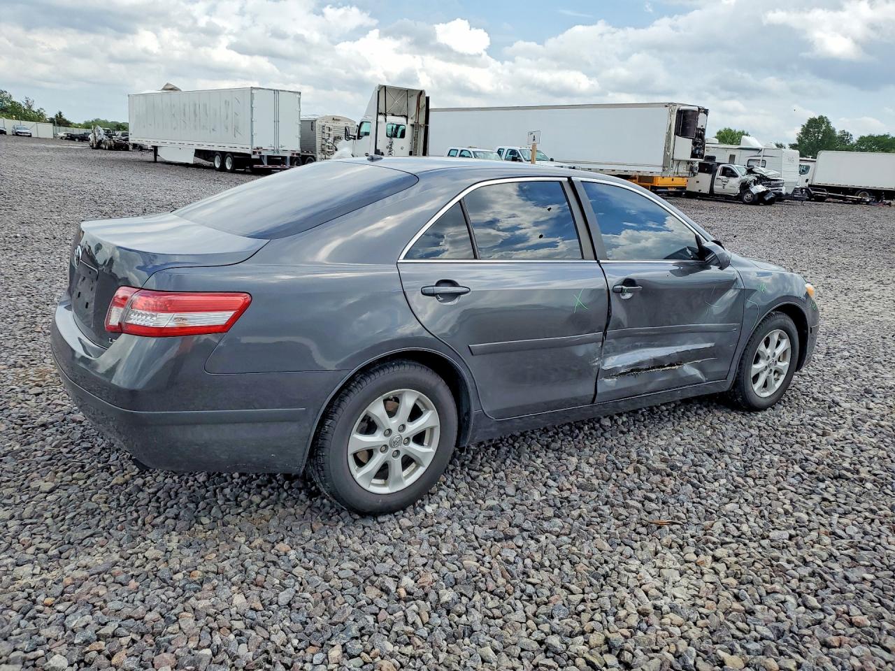 2011 TOYOTA CAMRY LE photo 3