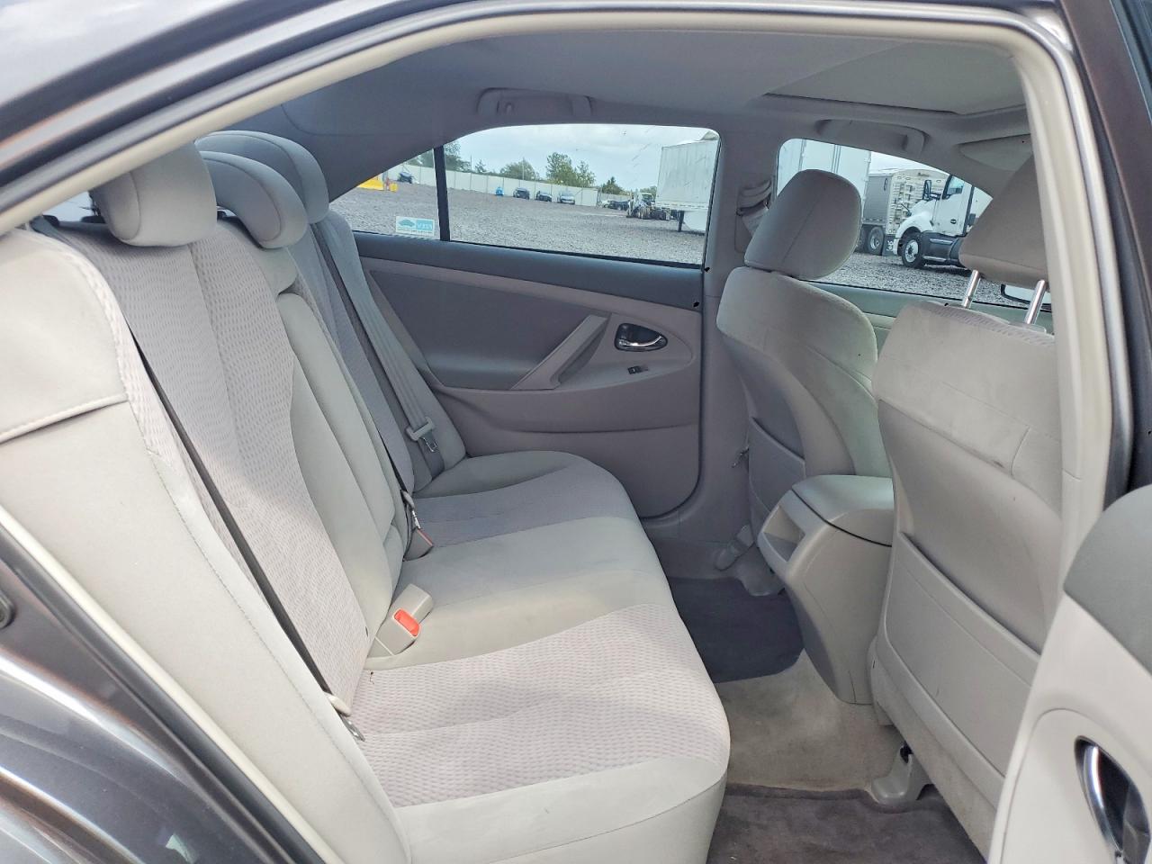 2011 TOYOTA CAMRY LE photo 10