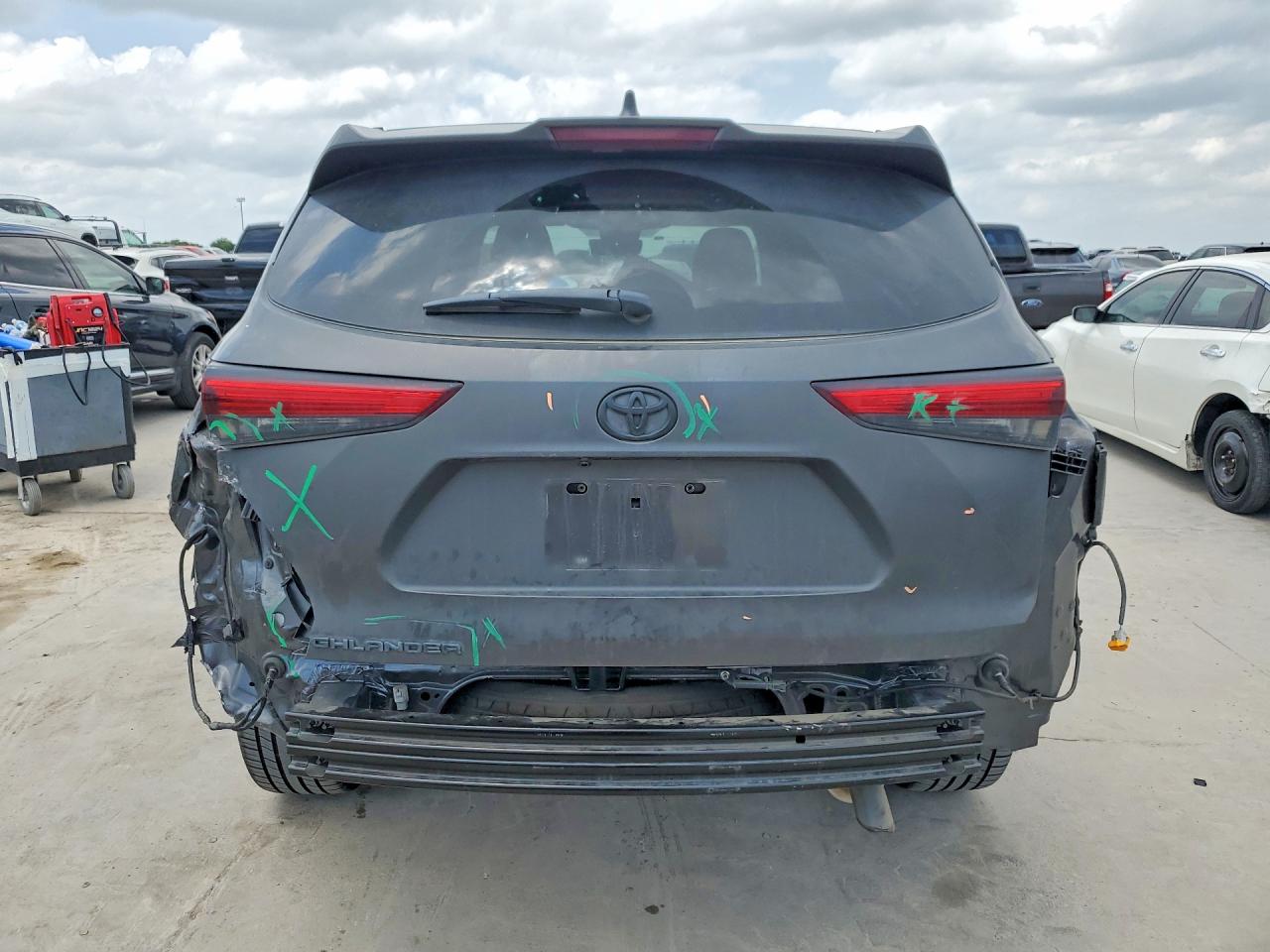 2022 TOYOTA HIGHLANDER L photo 11