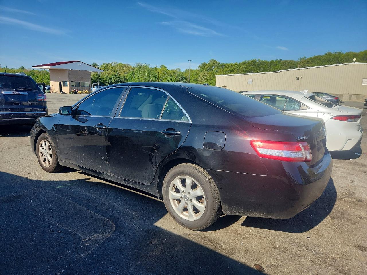 2011 TOYOTA CAMRY LE photo 4